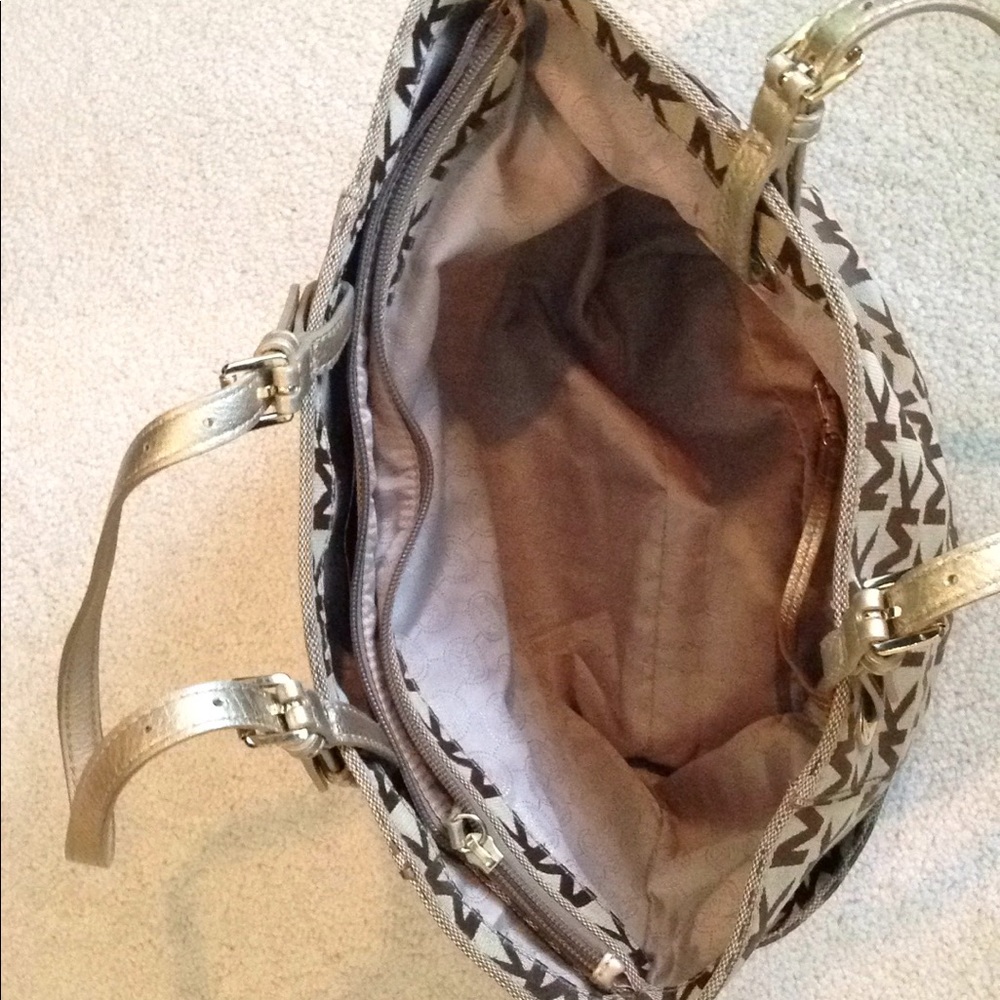 Micheal kors handbag-authentic-almost new - Picture 5 of 6